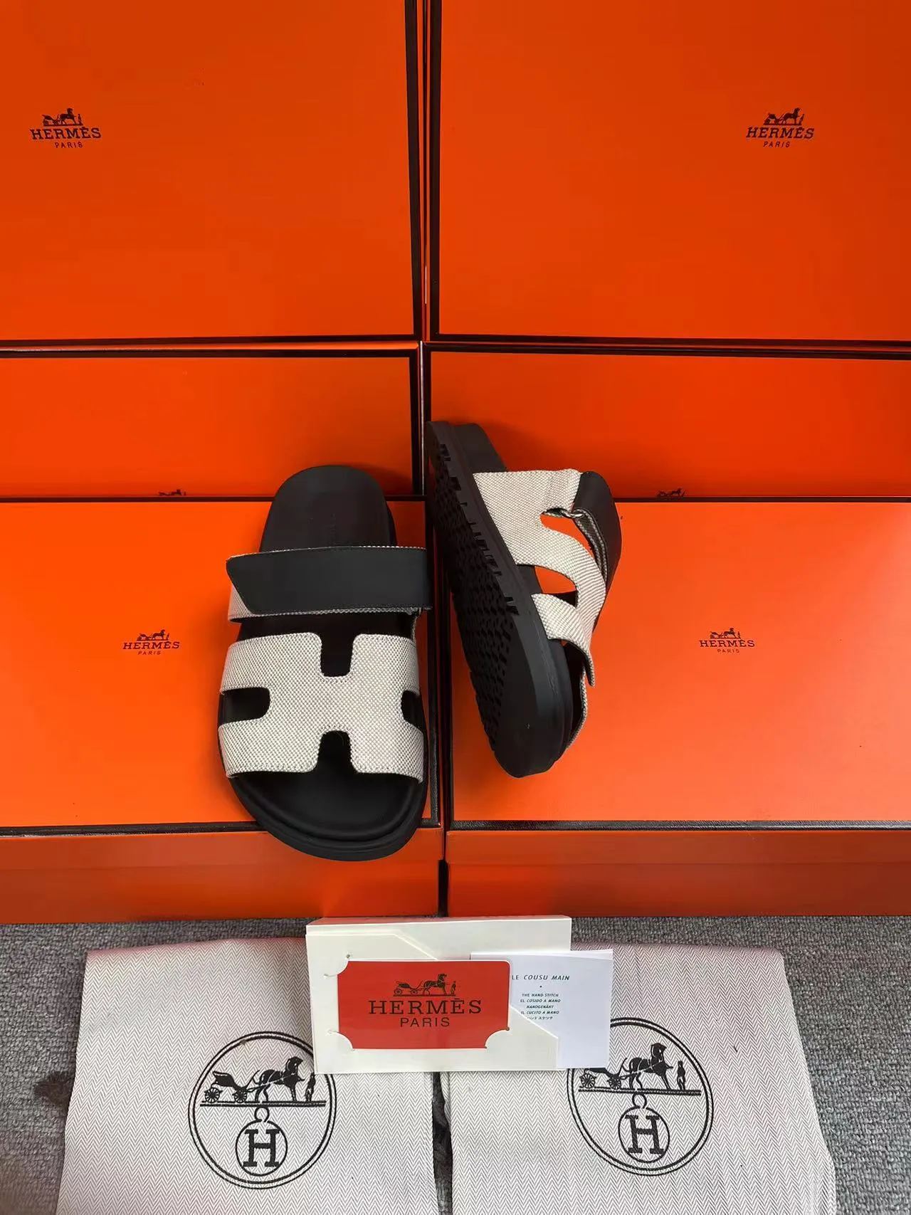 👟👟Ex-factory price 480👟👟, H HERMES is the same style for men and women, the couple's second uncle shoes that have become very popular recently - sandals, paired with various colorful socks, very trendy ✅Upper: imported mixed sheepskin and deerskin ✅Inner: imported mixed sheepskin ✅Outsole: Tpu non-slip and wear-resistant outsole ✅Size: women's 35-42. Male 38-46